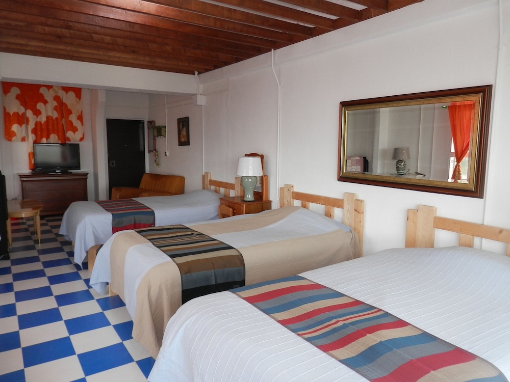 Basic Single Room, 2 Twin Beds photo 3