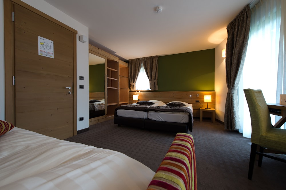 Deluxe Triple Room, Balcony photo 2