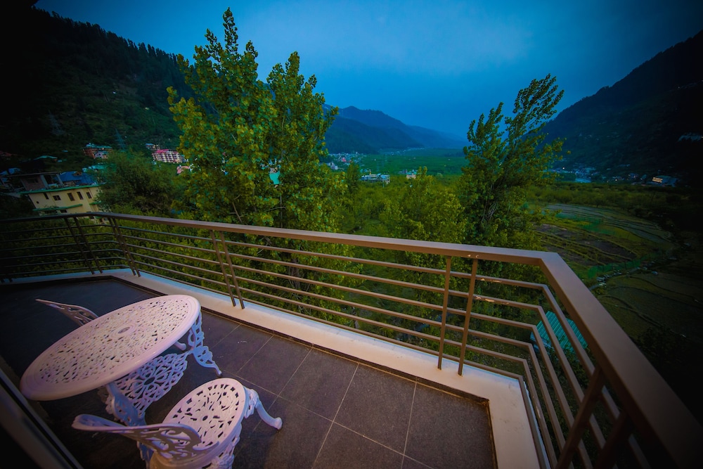 Superior Room with Private Balcony - Photo 3