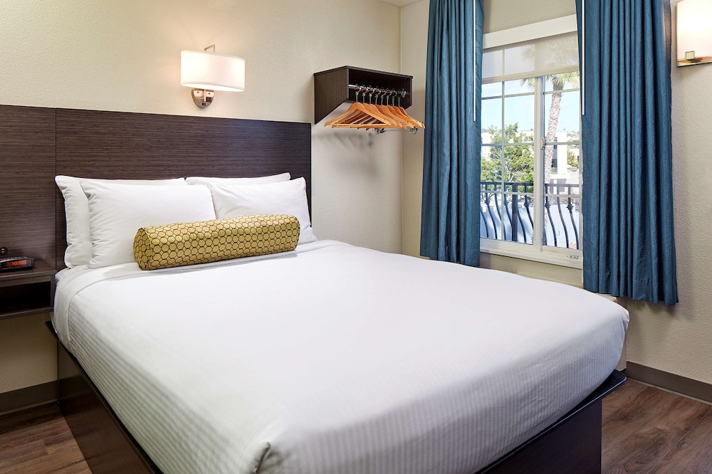 Standard Room, 1 Queen Bed, Non Smoking, Refrigerator & Microwave (Accessible Bathroom only) - Photo 1