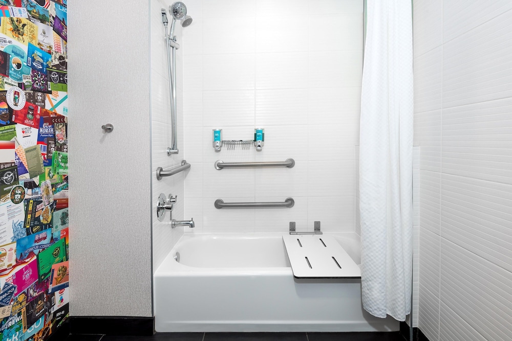 aloft, Traditional Room, 1 King Bed, Mountain View - Photo 6