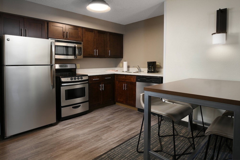 Suite, 2 Bedrooms, Fireplace - Photo 4