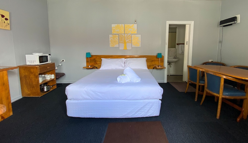 Family Room, Multiple Beds, Non Smoking, Refrigerator & Microwave photo 2