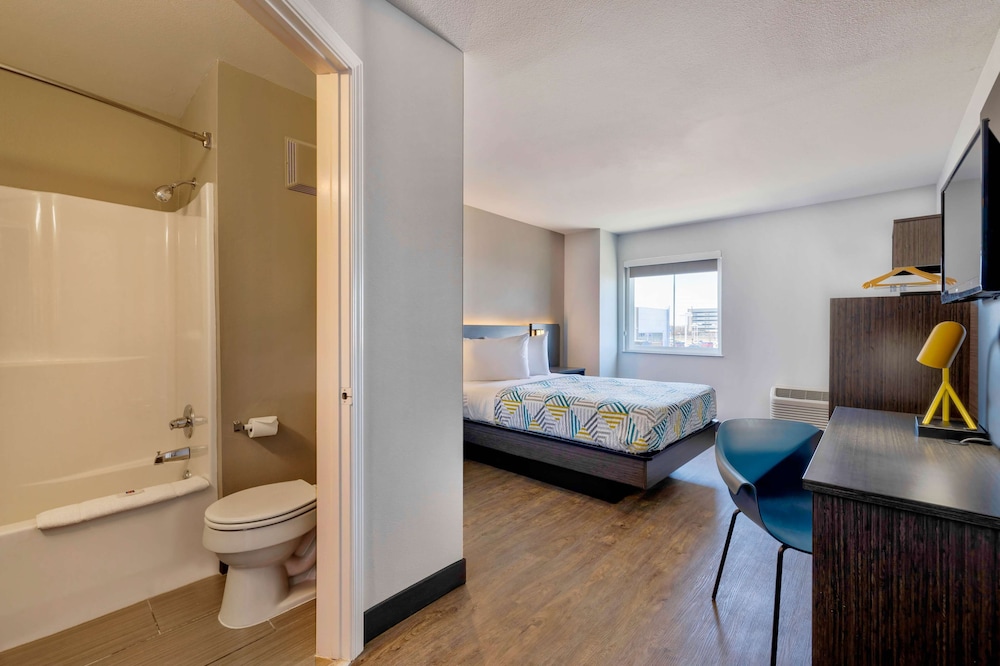 Deluxe Room, 1 Double Bed, Non Smoking, Refrigerator & Microwave photo 2