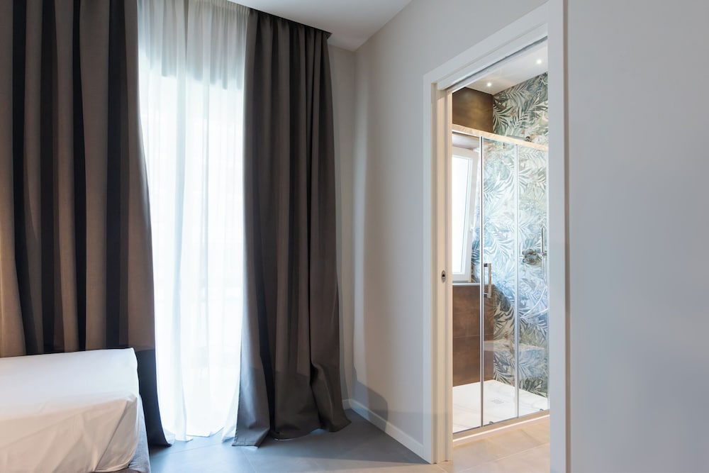 Deluxe Triple Room, Balcony, City View photo 2