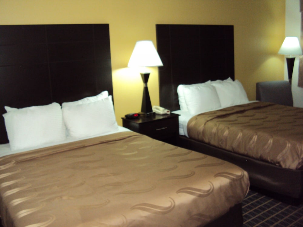 Standard Room, 2 Queen Beds, Non Smoking - Photo 7