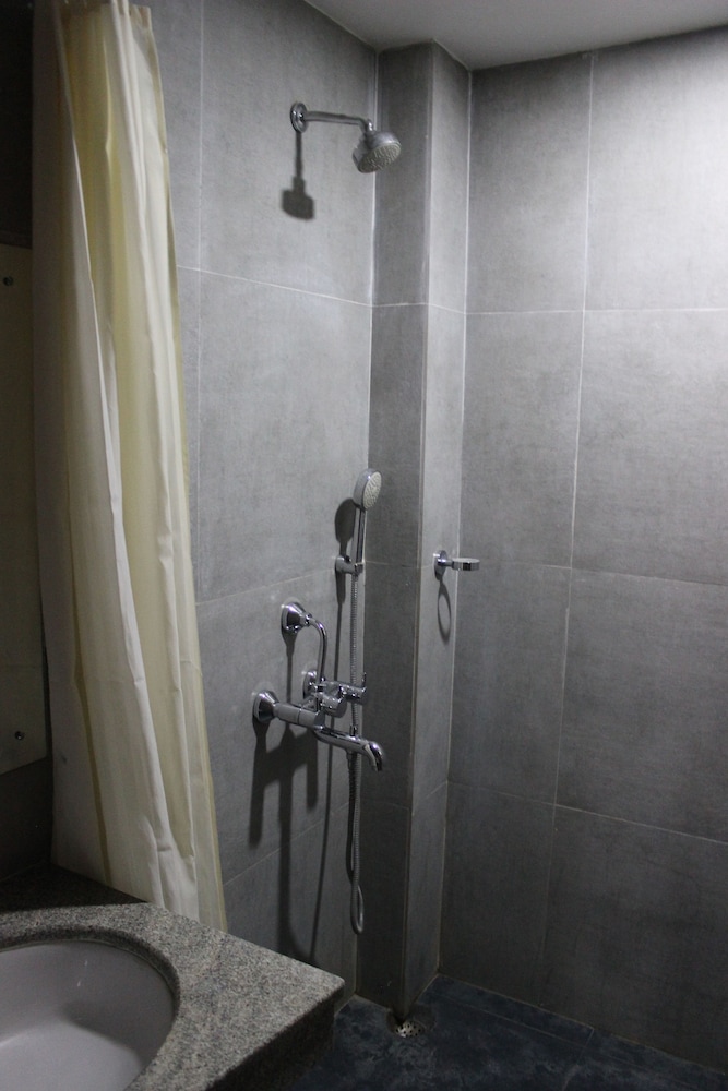 Executive Double Room, 1 King Bed, Balcony, Garden View photo 2