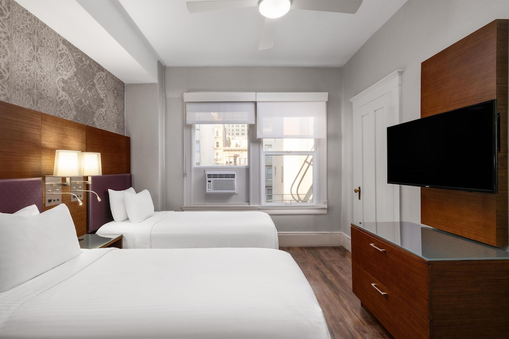 Standard Room, Multiple Beds, Non Smoking - Photo 1