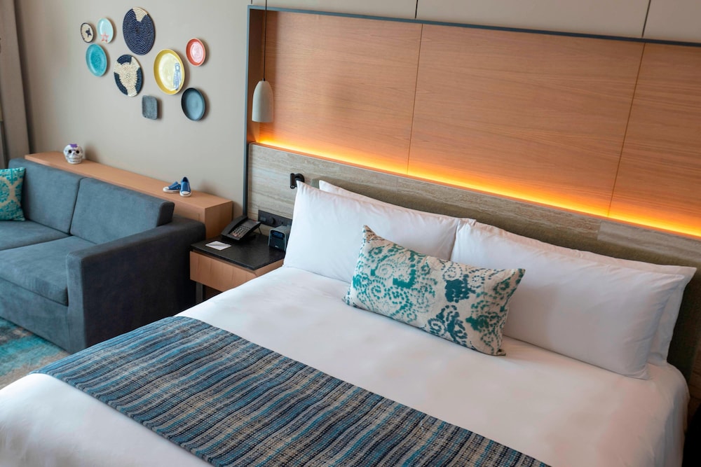 Deluxe Room, 1 King Bed with Sofa bed, Balcony - Photo 6