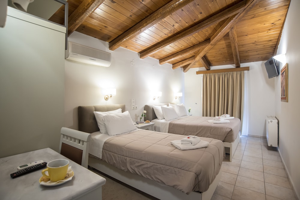 Super Triple Room with Balcony - Photo 1