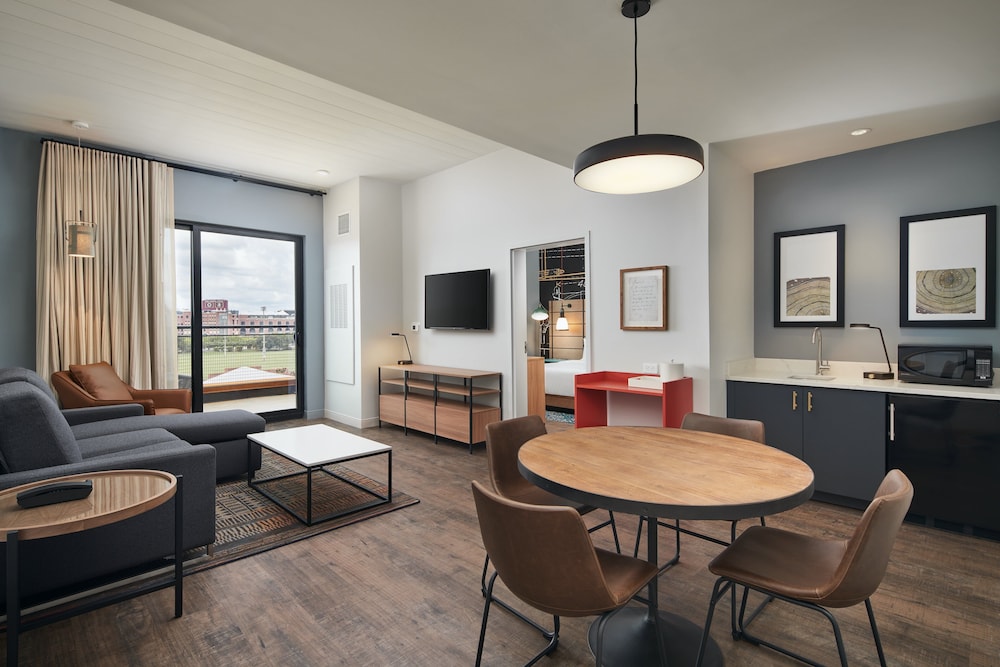 Suite, 1 King Bed, Accessible, Balcony (Communications) - Photo 2
