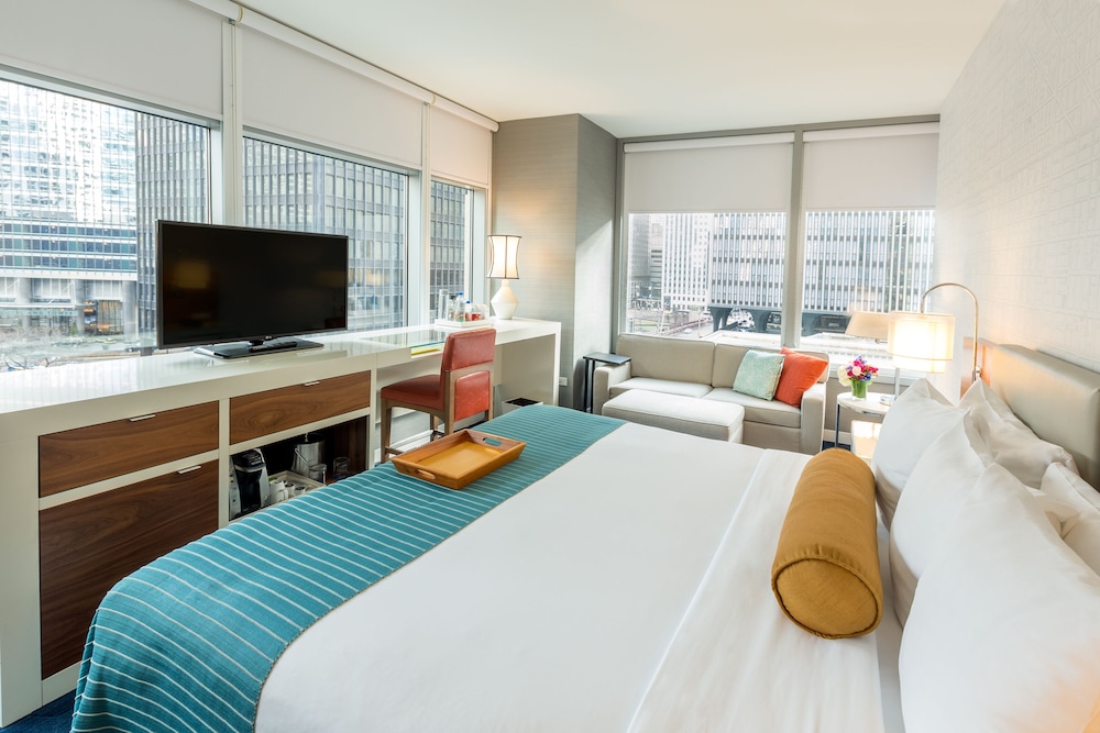 Deluxe Room, 1 King Bed, Non Smoking, City View - Photo 3