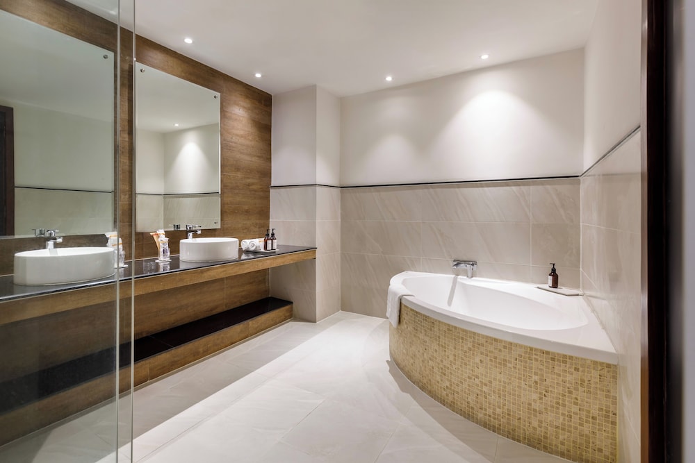 Junior Suite with Balcony - Photo 11