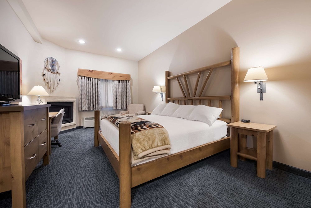 Standard Room, 1 King Bed, Accessible, Refrigerator & Microwave photo 2
