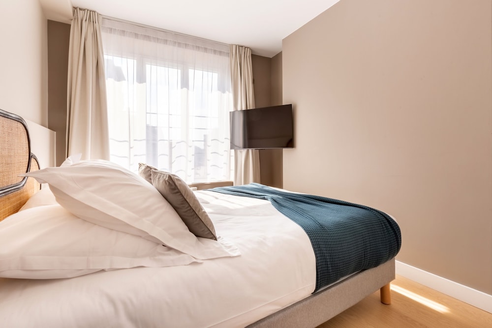 Apartment, Ensuite, City View - Photo 32