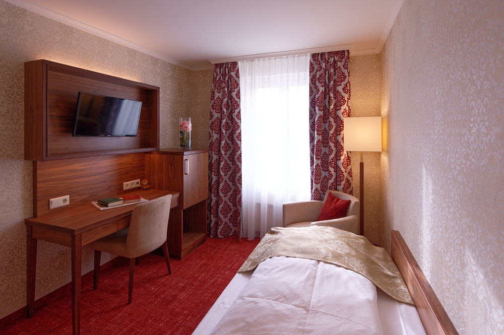 Grand Single Room, 1 Twin Bed, Courtyard View, photo 6
