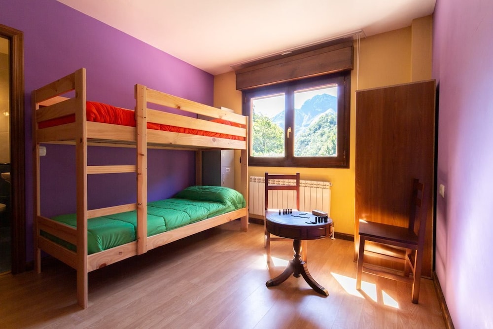 Dormitorio compartido, Dormitorio mixto, Baño compartido (1 cama en una habitación de dormitorio de 3 camas)