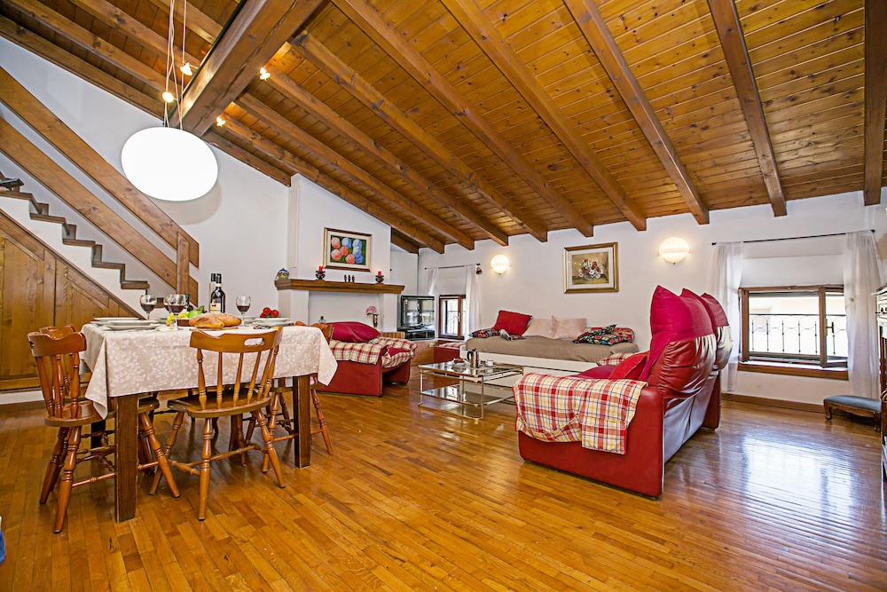 Family Apartment, 2 Bedrooms, Beachside (Residenza Rocca del Lago 2)