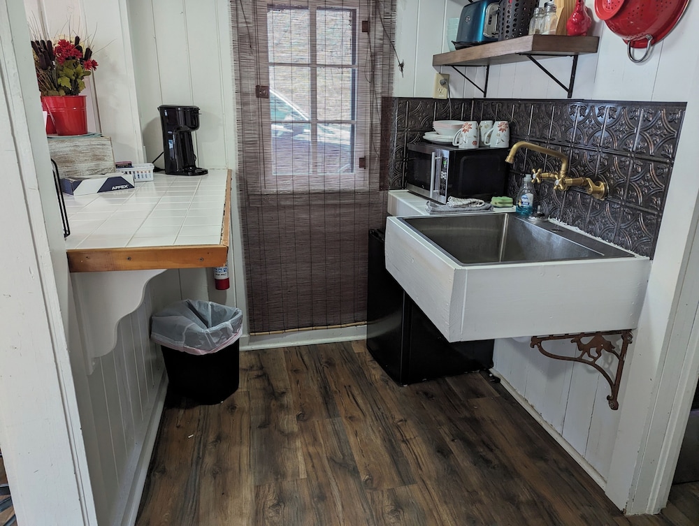 Deluxe Cabin, 1 Bedroom (Unit #7) photo 3