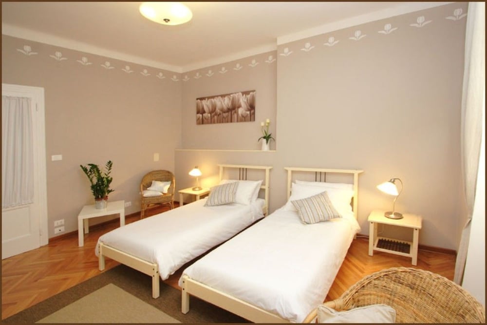 Double Or Twin Room, Non Smoking, Shared Bathroom (Tulipano)