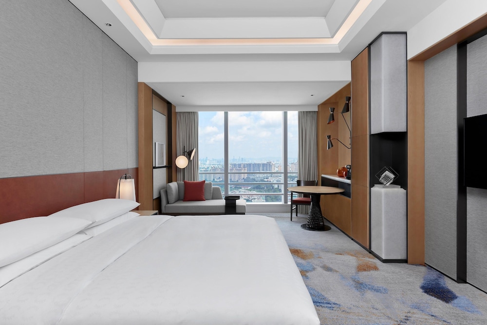 Premier Guest Room, 1 King Beds - Photo 1