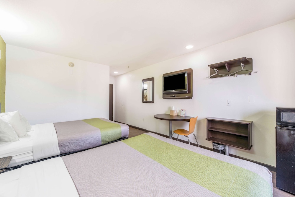 Standard Room, 2 Queen Beds, Non Smoking - Photo 3