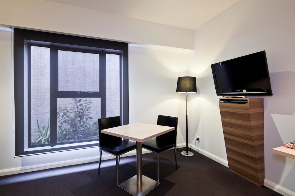 Superior Suite, 1 King Bed, Non Smoking, Jetted Tub photo 2