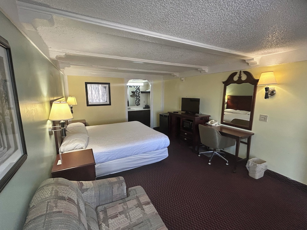 Room, 1 King Bed, Smoking photo 2