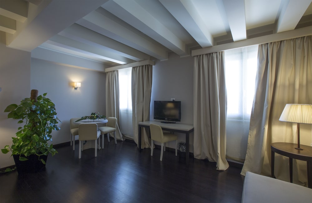 Suite, Multiple Beds photo 2