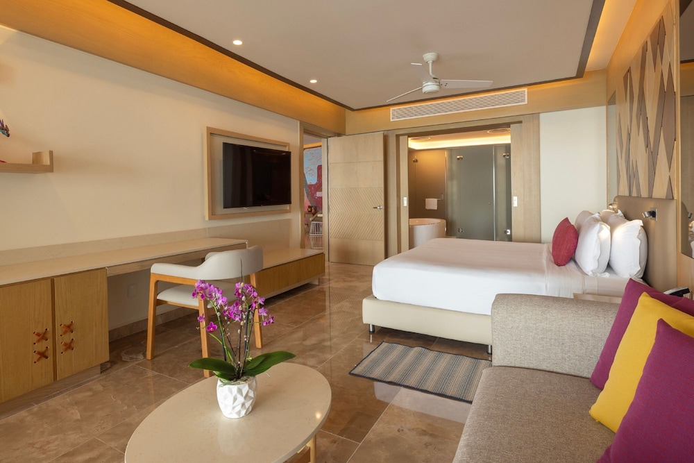 Luxury Chairman Two Bedroom Suite Ocean Front Diamond Club - Photo 6