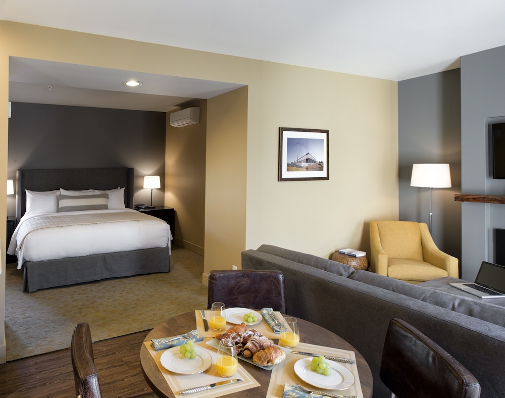Studio Suite, 1 King Bed with Sofa bed, Kitchenette, Courtyard Area photo 1