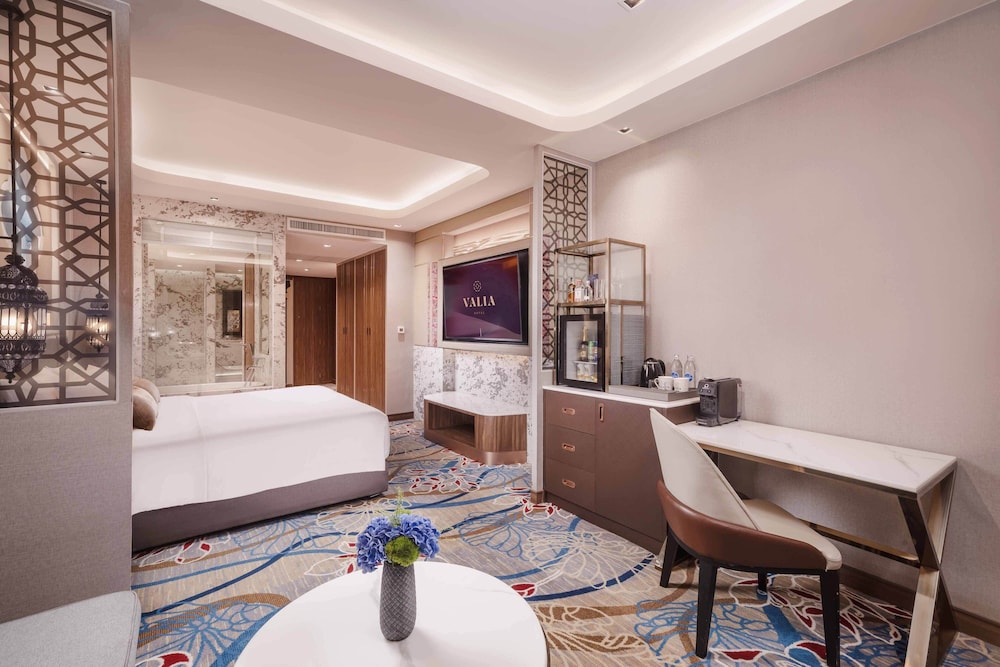 Deluxe Suite King Club Lounge Access