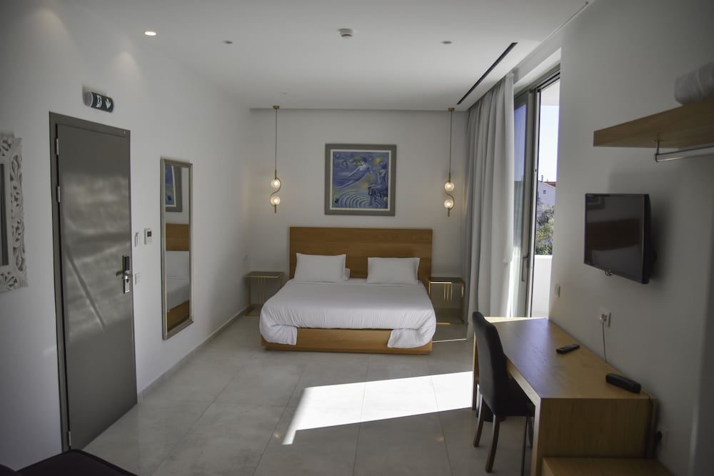 Deluxe Suite - Photo 6