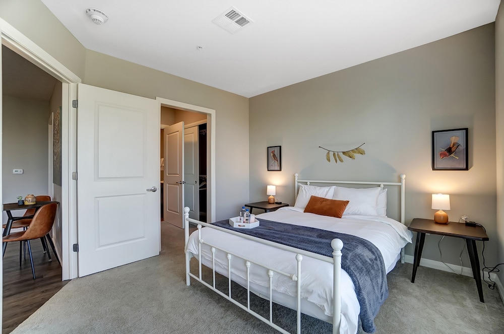 Downtown Designer 2BR Parking W D Gym Pool, Foto 12