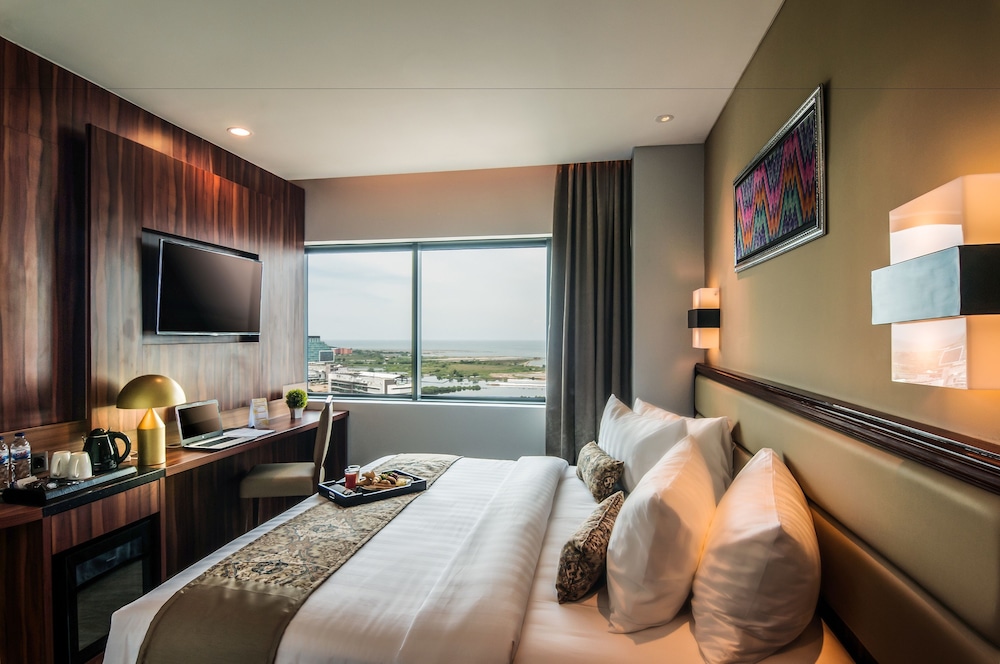 Deluxe King Sea View photo 2