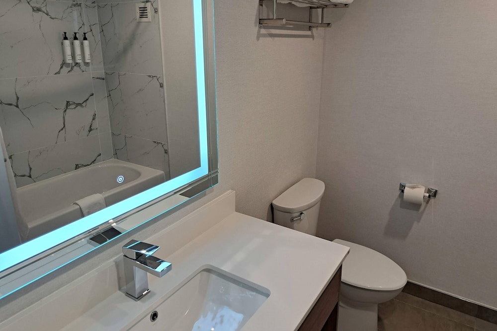 Business Room, 1 King Bed, Non Smoking (Upgrade) - Photo 2