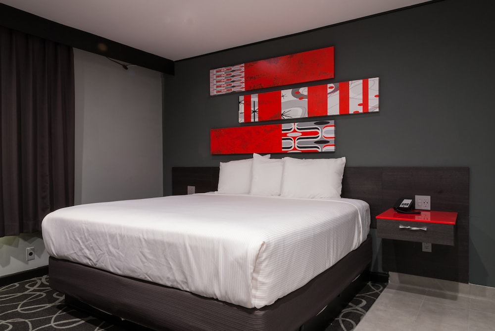 Deluxe Room, 1 Queen Bed, Accessible photo 1
