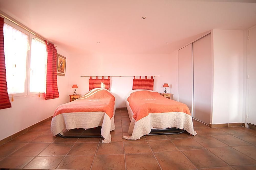 Room (Orange) photo 1