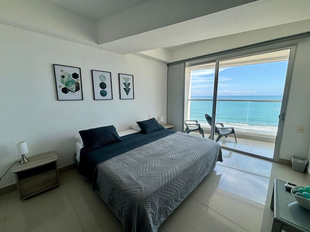 Junior Room, 1 King Bed, Ocean View, Oceanfront