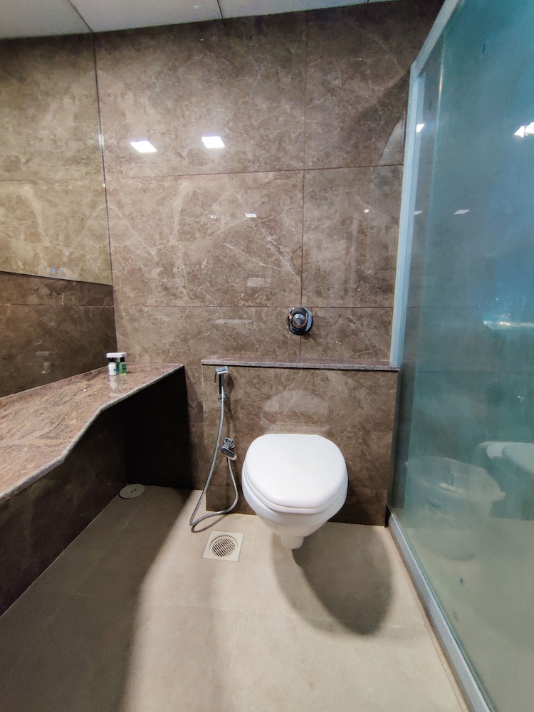 Deluxe Double Room with Balcony - Photo 5