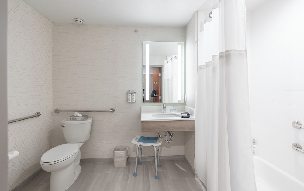 Suite, 1 King Bed, Accessible (Mobility, Accessible Tub) - Photo 7