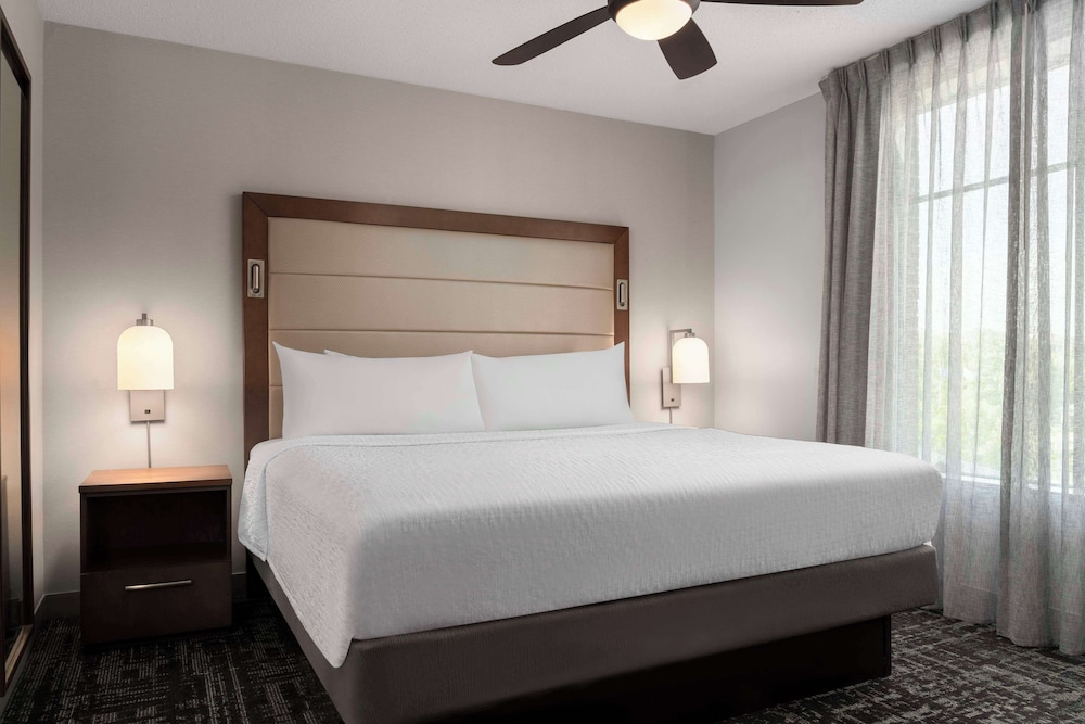 Suite, 1 King Bed, Accessible (Mobility & Hearing, Roll-in Shower) - Photo 2