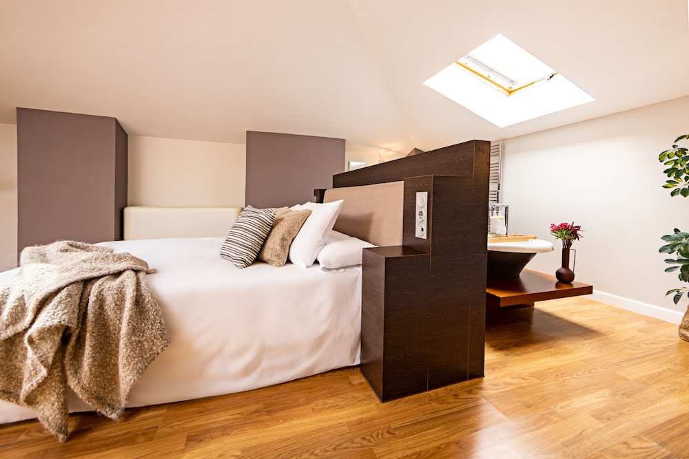 Deluxe Double Room, Private Bathroom photo 2