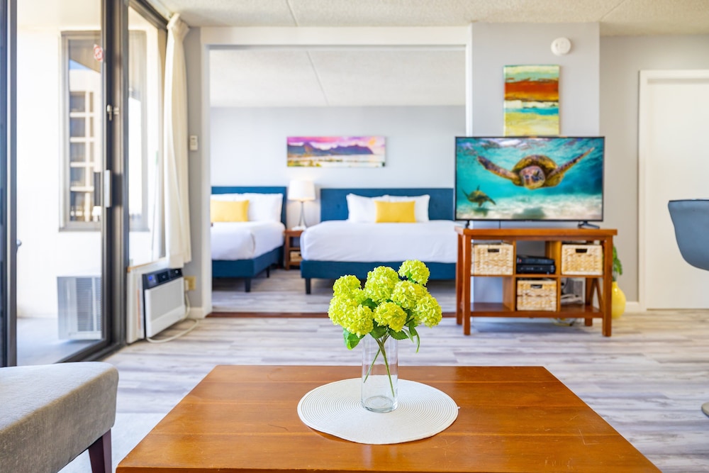 Diamond Head and Ocean views with King Bed and Parking: Condo, 1 Bedroom, Balcony, Ocean View (0023) photo