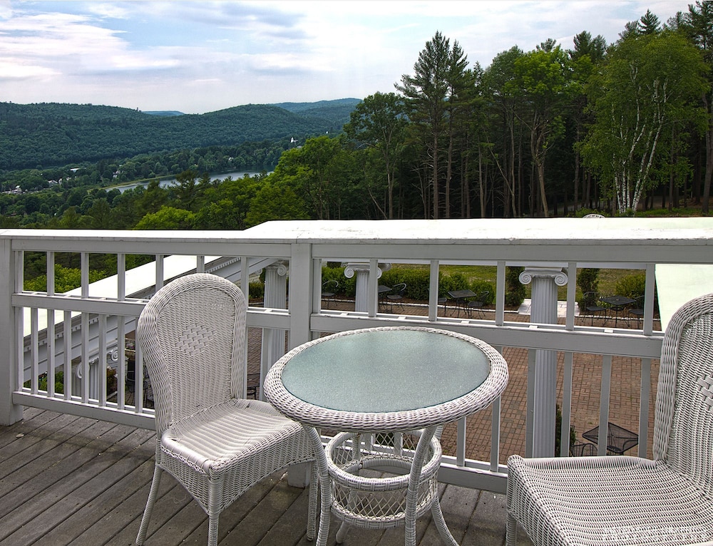 Auguste Rodin Suite, 1 Queen Bed, Antique show fireplace, Shared balcony with views photo 3