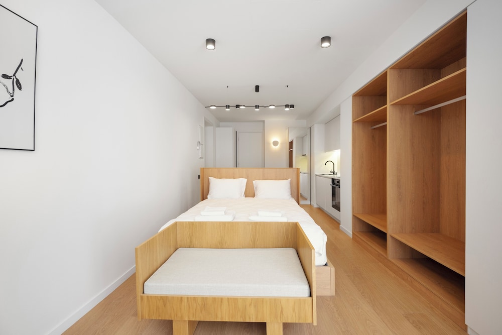 Studio apartment photo 1