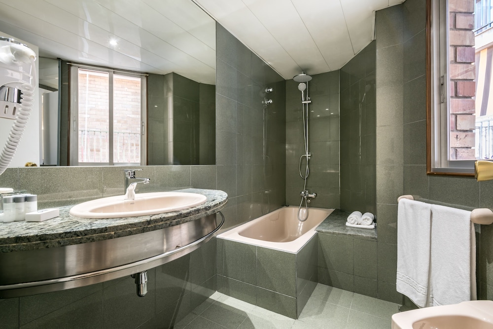 Double or Twin Room - Photo 10