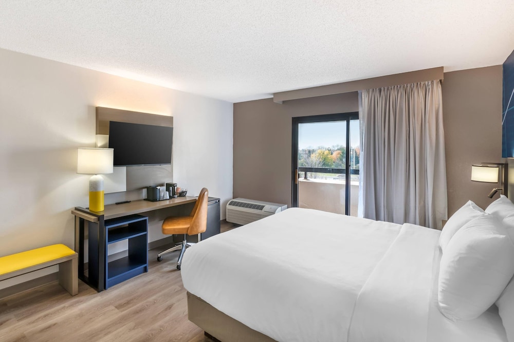 Standard Room, 1 King Bed, Non Smoking - Photo 2