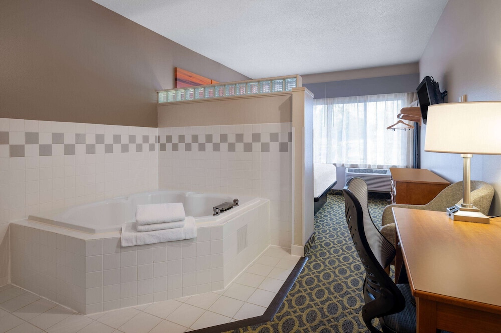 Deluxe Suite, 1 King Bed, Non Smoking - Photo 4