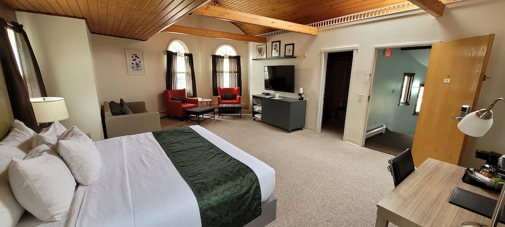 Suite, 1 King Bed With Sofa Bed (Honeymoon Suite)
